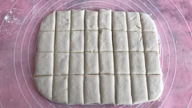 奶香红枣米糕,将面团擀成1厘米的面片，切成小块儿