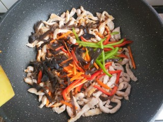 鱼香肉丝,接着倒入配菜翻炒，炒到配菜变软，断生。最后倒入蒜末。