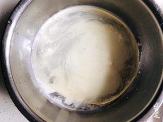 榴莲千层,水、淡奶油、糖、盐混合均匀，搅拌至糖化