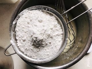 榴莲千层,筛入高粉和低粉，全部用低粉也可以，用蛋抽搅匀