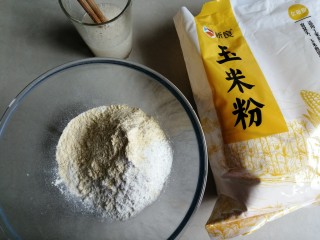小鸡豆沙包,酵母和糖溶于温水中，面粉和玉米粉倒入盆里
