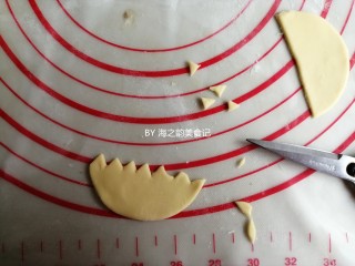 小鸡豆沙包,黄色面团擀平，用圆形工具盖出圆形面皮，分成两份，再用剪刀剪出一齿齿