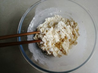 小鸡豆沙包,酵母水倒入，拌成絮状