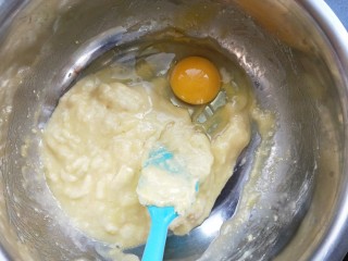 养胃山药饼,再加一个鸡蛋。搅拌均匀。整个过程不需要水或牛奶。