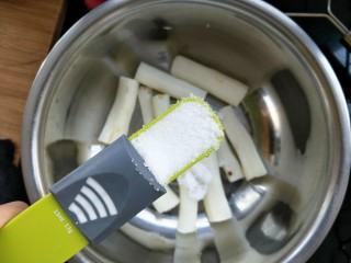 养胃山药饼,蒸熟后取出，放在一个盆里。加15克白糖。趁热压成泥
