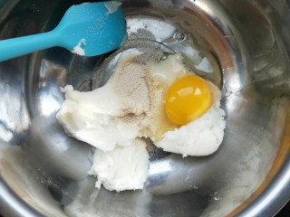 养胃山药饼,山药泥里加入3克酵母，一个鸡蛋搅拌均匀。