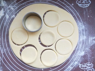 养胃山药饼,用饺子皮模具压出圆形小饼。没有模具用杯子口也可以。