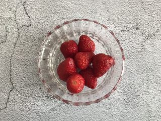 草莓溶豆,准备几个新鲜的草莓，洗净去蒂