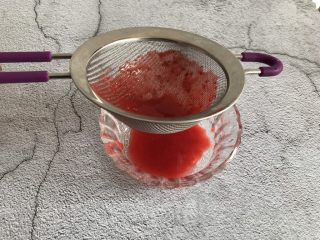 草莓溶豆,用筛子过滤出25g的草莓汁