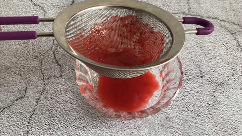 草莓溶豆,用筛子过滤出25g的草莓汁