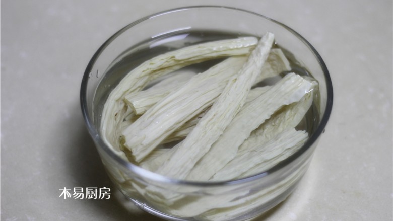 素炒小白菜,腐竹也提前用冷水泡发，备用。