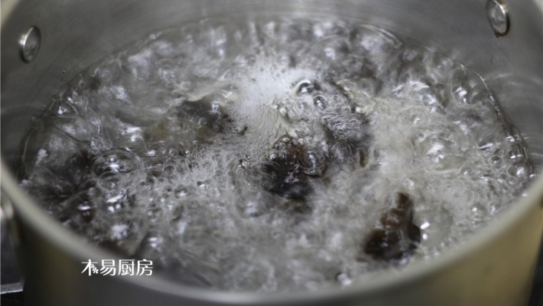 素炒小白菜,烧一锅开水，先下入木耳焯30秒左右。