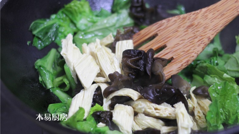 素炒小白菜,加入腐竹和木耳，大火快速翻炒均匀。