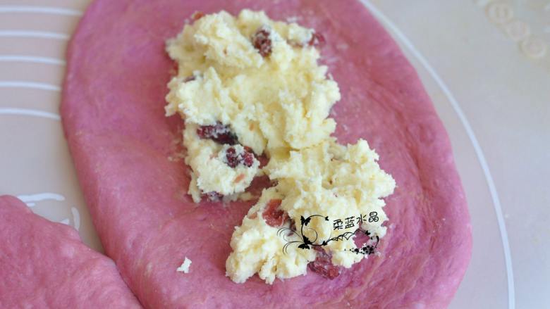 蔓越莓椰蓉乳酪软欧,取一个面团，擀开后，放上奶酪馅。