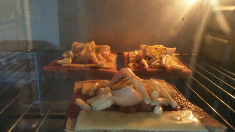 芝士蛋吐司,放入预热好的160度烤箱烤6分钟左右，烤箱温度根据自家的调节。
