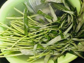 蒜蓉空心菜,空心菜摘去黄叶和老根用洗米水浸泡十五分钟左右，泡去残留农药。