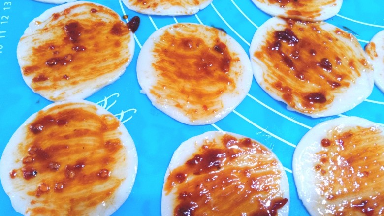 饺子皮葱酱油饼,在刷上酱