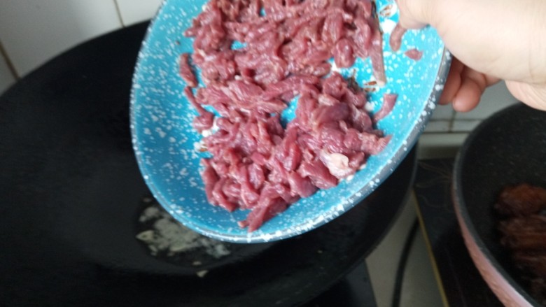 酸菜牛肉丝,加入牛肉丝滑炒到变色