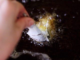 干炸海鲫鱼,锅中倒入花生油，烧至六成热的时候，把海鲫鱼放入锅中。