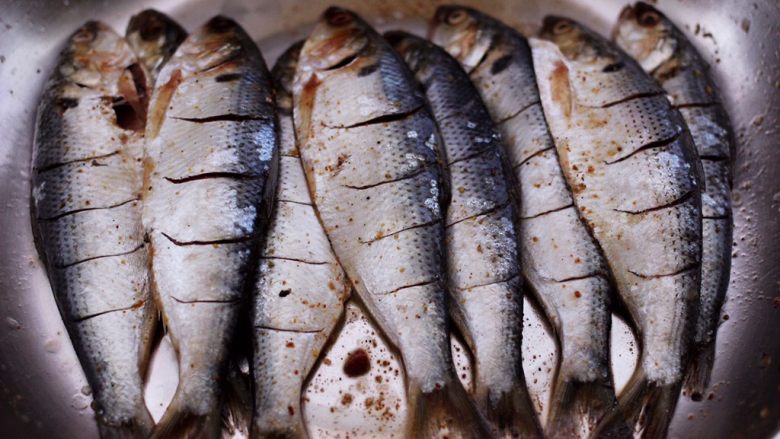 干炸海鲫鱼,用筷子搅拌均匀后，腌制半个小时。