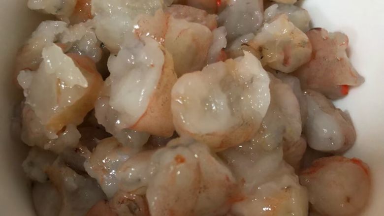 海肠虾仁盖饭,虾仁切成和海肠大小相同的块状