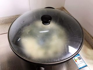 裙带菜豆腐鸡蛋羹,盖上锅盖，转中小火焖煮5分钟