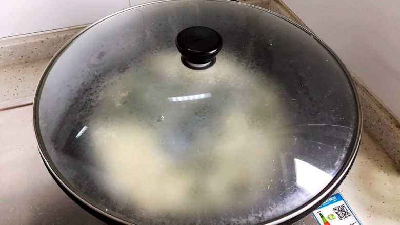裙带菜豆腐鸡蛋羹,盖上锅盖，转中小火焖煮5分钟