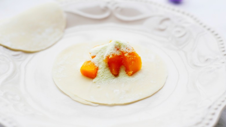 饺子皮芒果派,加1勺澳优淳璀有机奶粉。