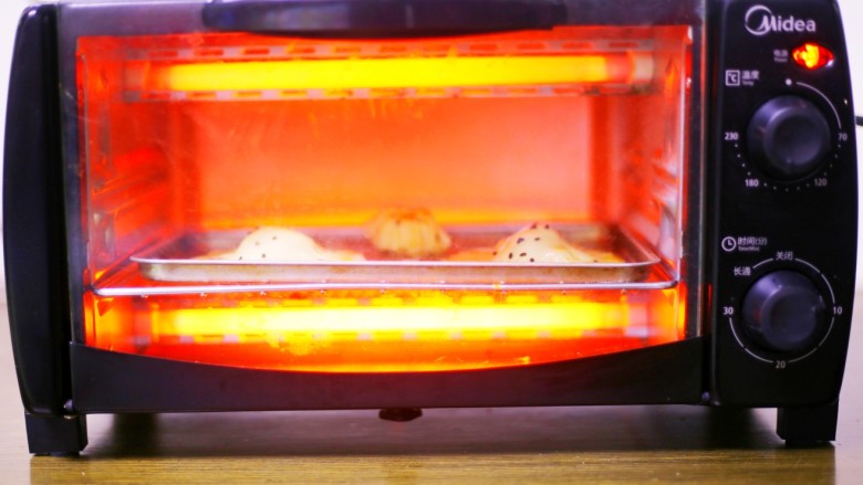 饺子皮芒果派,放入预热好的烤箱，180℃15分钟。