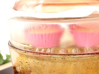 水果燕麦糕,大火烧开，改中小火蒸20min

tips：具体时间要根据自己容器的大小而定，蒸出来的燕麦糕，用牙签戳进去，抽出，牙签上没有液体，就说明熟了

