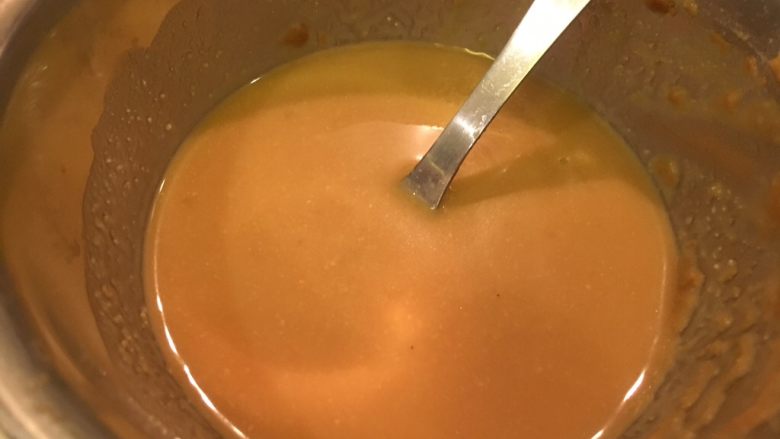 鸿禧菇空心菜味增汤,调匀备用