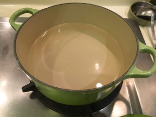 鸿禧菇空心菜味增汤,600ml的水烧开