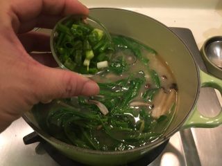 鸿禧菇空心菜味增汤,最后撒葱花，可以起锅啦！