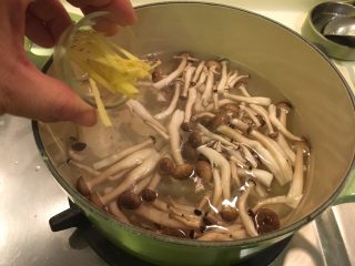 鸿禧菇空心菜味增汤,水开了加菇、姜丝