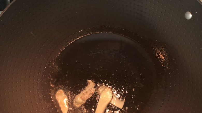 快手小炒——青椒炒牛肉,锅内烧热油，放入姜片炒香