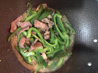 快手小炒——青椒炒牛肉,完成以上调味步骤即可出锅