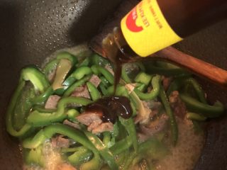 快手小炒——青椒炒牛肉,打开锅盖加入蚝油