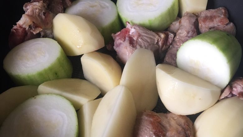 夏天汤水--猪骨眉豆节瓜汤,待猪扇骨煎香后，加入己切块的节瓜和土豆，