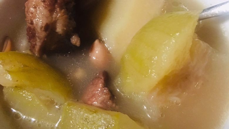 夏天汤水--猪骨眉豆节瓜汤,煲好后的节瓜软烂清甜，土豆软糯，汤水清甜可口哦