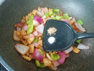 青椒洋葱炒肉片,放盐和原味鲜翻炒均匀，关火出锅。