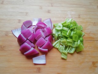青椒洋葱炒肉片,洋葱和青椒分别洗干净切成片。