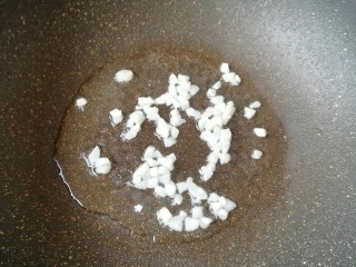 蚝油西蓝花,炒锅内倒适量食用油烧热，下入大蒜炒香。