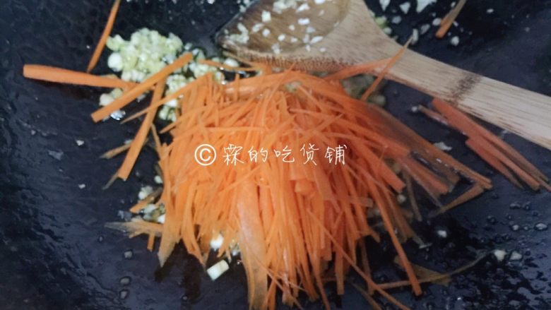 家常版的鱼香肉丝,爆香姜蒜后，把胡萝卜丝倒入翻炒。