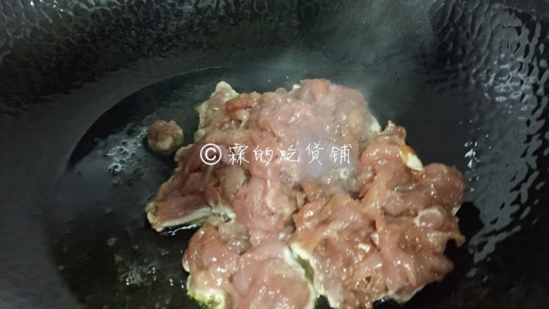 家常版的鱼香肉丝,油锅烧热，先把肉丝倒入煸炒，随后盛出。