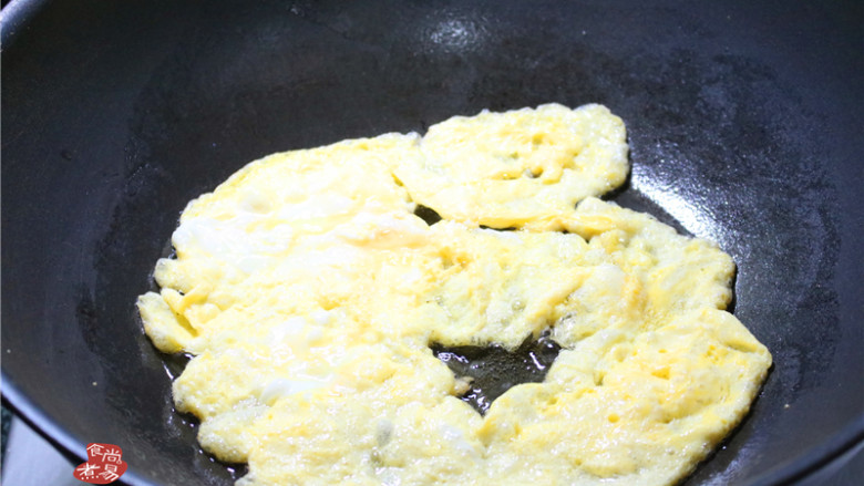 洋葱鸡蛋炒河粉,热锅倒油，大火将蛋液煎成蛋皮，盛起后切丝待用。