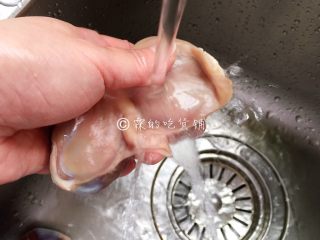 卤水鹅胗,用清水冲洗干净，然后放入水里汆烫2、3分钟。