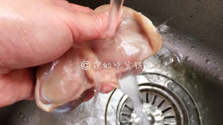 卤水鹅胗,用清水冲洗干净，然后放入水里汆烫2、3分钟。