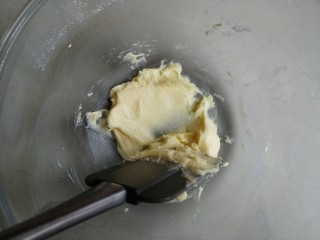 黄油小饼干,用刮刀将它们压拌在一起
