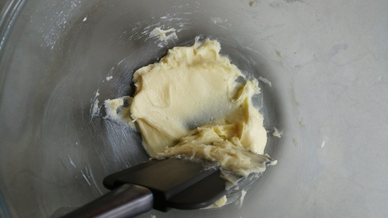黄油小饼干,用刮刀将它们压拌在一起