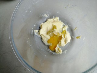 黄油小饼干,分三次倒入蛋液